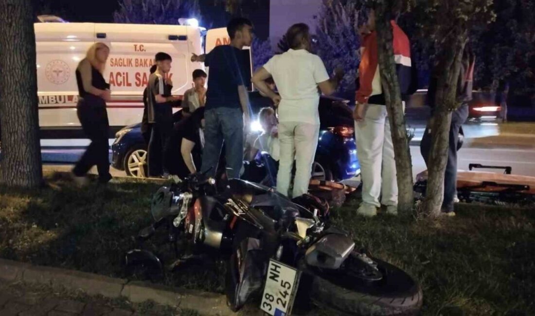 Melikgazi ilçesindeki bir trafik kazasında otomobil ile motosikletin çarpışması sonucu