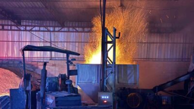 Kayseri’nin Melikgazi ilçesinde bir kereste fabrikasında bulunan talaş briketleme makinasında