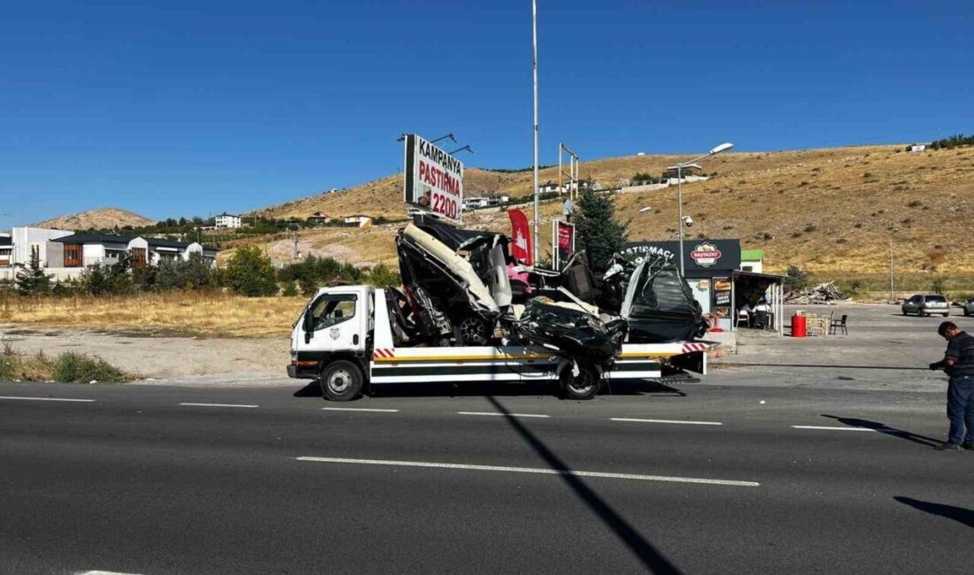 Kayseri’nin İncesu ilçesinde bir durakta bekleyen yolcu otobüsüne bir minibüs