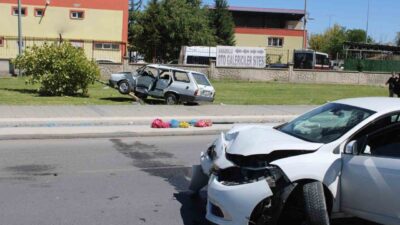 Kocasinan ilçesinde, iki otomobilin çarpışması sonucu meydana gelen trafik kazasında