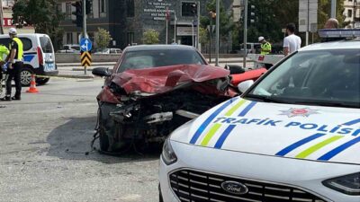 Konya’da meydana gelen trafik kazasında, iki aracın çarpışması sonucu yaralanan