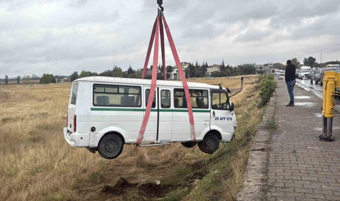 Eskişehir’de meydana gelen trafik kazasında, bir otomobil ile minibüsün kavşakta