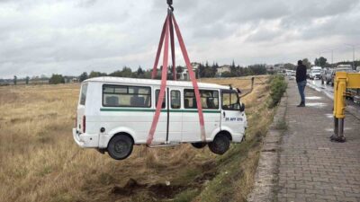Eskişehir’de meydana gelen trafik kazasında, bir otomobil ile minibüsün kavşakta
