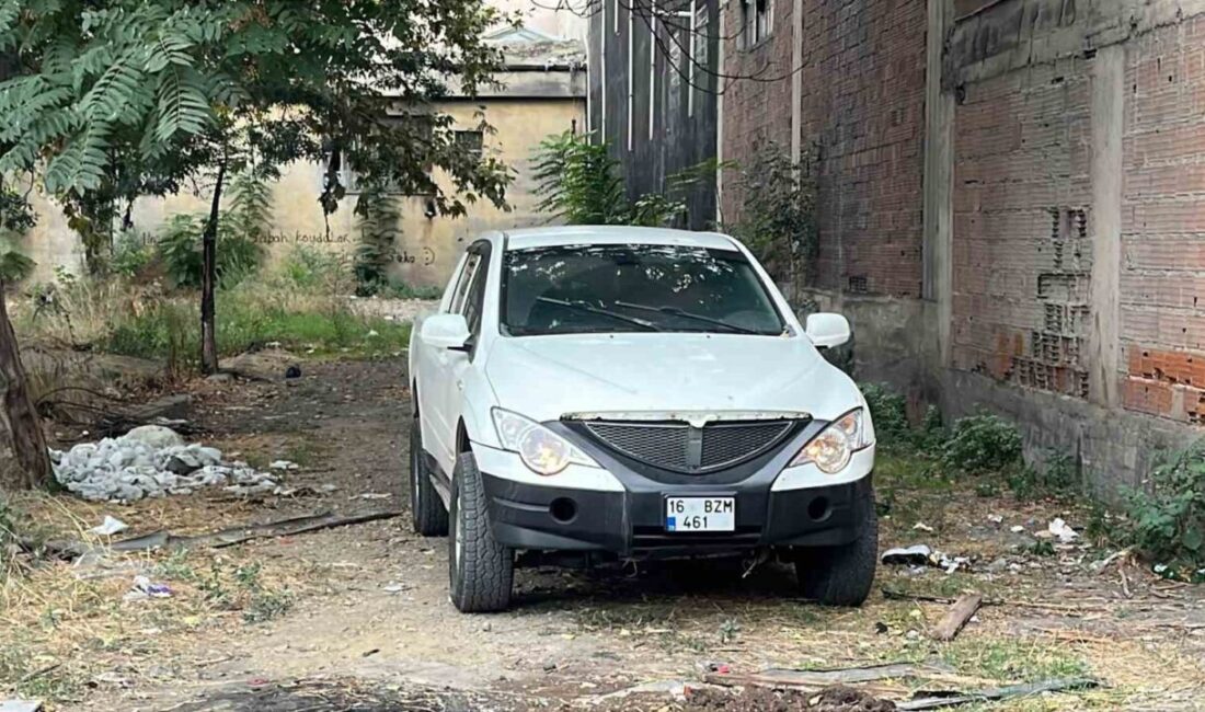 Bursa’nın Osmangazi ilçesinde bir kadın, park halindeki bir otomobile kilitlenerek
