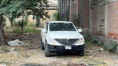 Bursa’nın Osmangazi ilçesinde bir kadın, park halindeki bir otomobile kilitlenerek