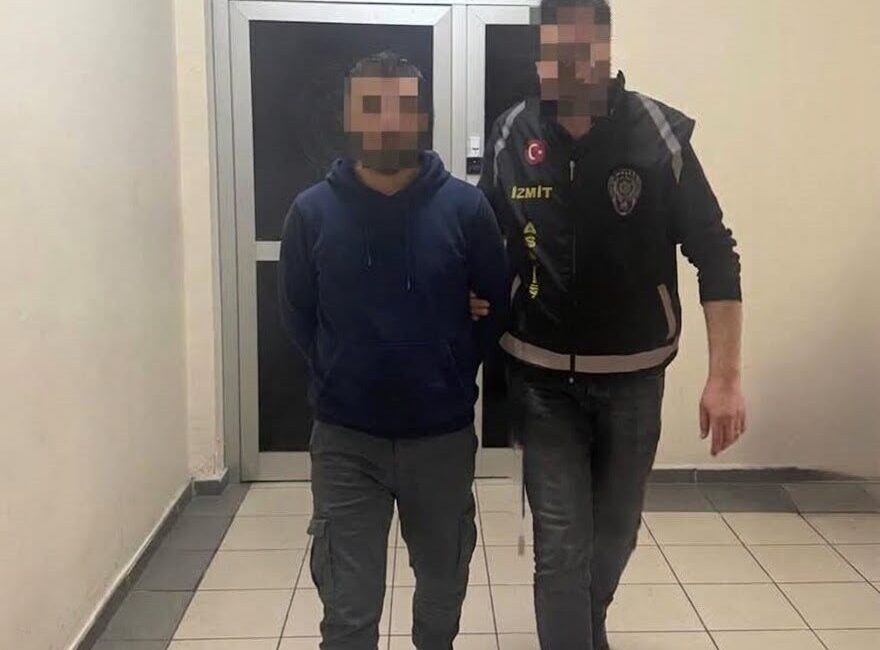 Kocaeli ilinde gerçek bir polis gibi davranarak bir kişiyi 3,5