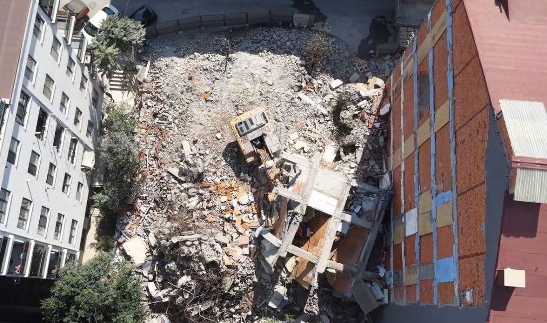 İstanbul’un Küçükçekmece ilçesinde, kentsel dönüşüm çalışmaları kapsamında yıkımı yapılan bir