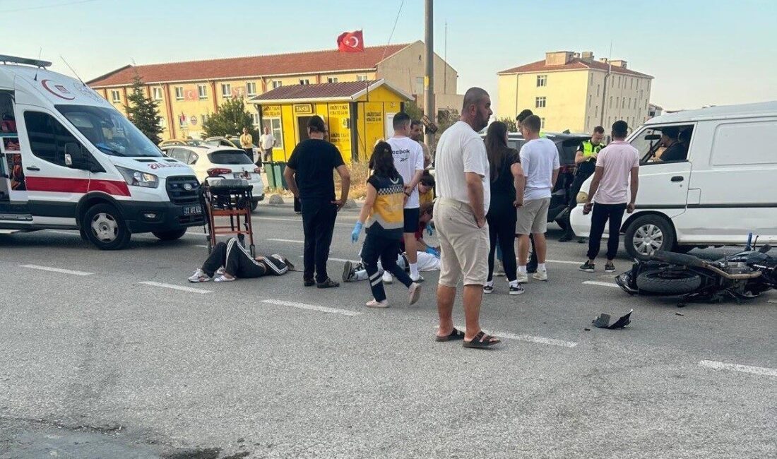 Keşan ilçesinde meydana gelen trafik kazasında otomobil ile motosikletin çarpışması