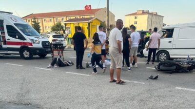 Keşan ilçesinde meydana gelen trafik kazasında otomobil ile motosikletin çarpışması