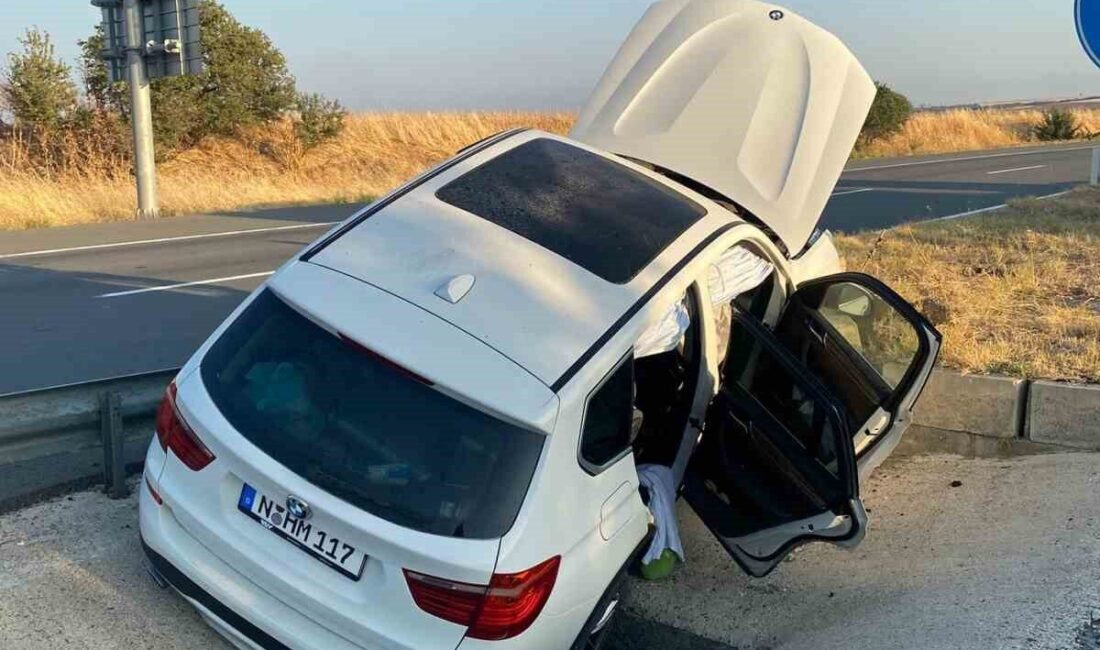 Keşan ilçesinde meydana gelen trafik kazasında bir otomobil su kanalına