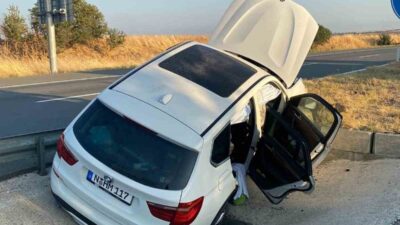 Keşan ilçesinde meydana gelen trafik kazasında bir otomobil su kanalına