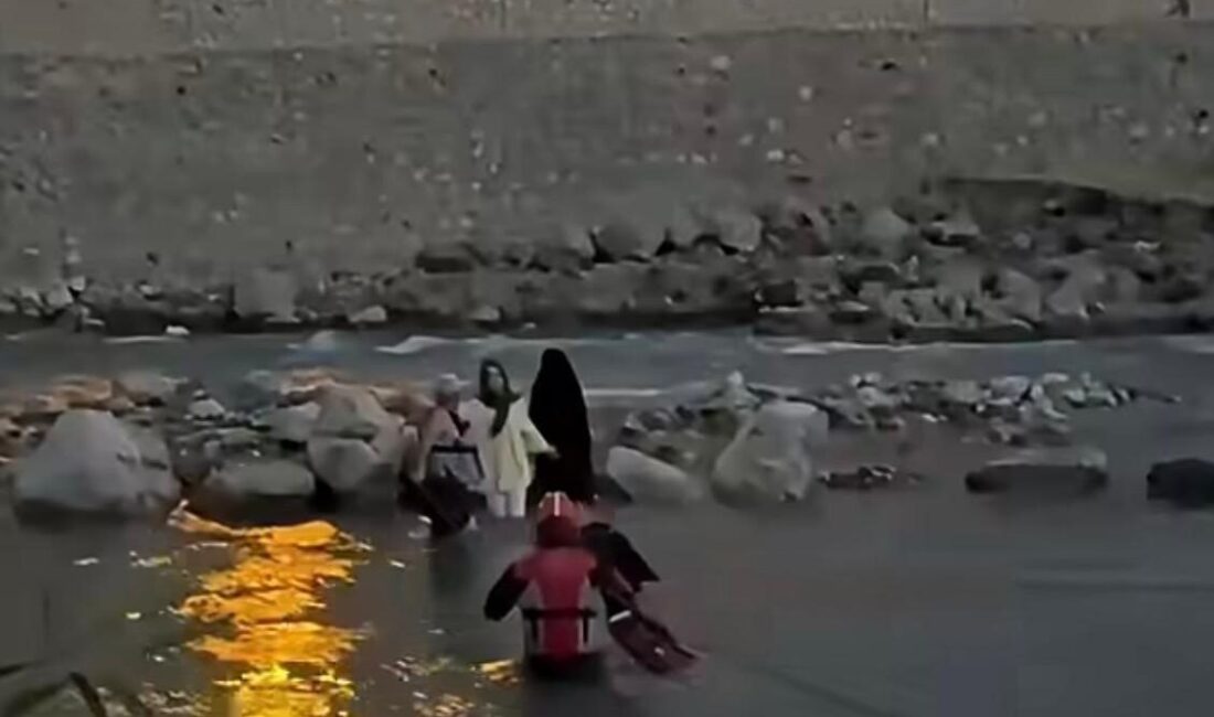 Siirt’te bulunan Kezer Çayı’nda baraj kapaklarının açılması sonucu su seviyesi