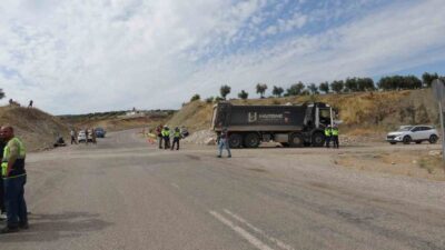Kilis’te meydana gelen trafik kazasında hafif ticari araçla hafriyat kamyonunun