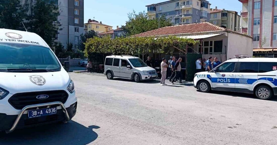 Melikgazi ilçesinde bir kıraathane çalışanı, husumetlisi olduğu kişiyi tüfekle vurarak