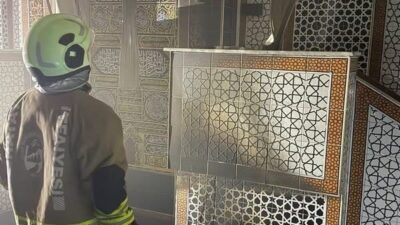 Kırıkhan ilçesinde bir camide meydana gelen yangın, itfaiye ekiplerinin hızlı