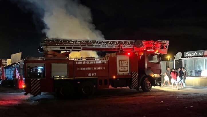 Kırıkhan ilçesinde bulunan Sultanbeyli Konteyner Kent’te meydana gelen konteyner yangını
