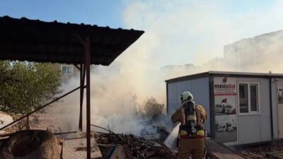 Hatay’ın Kırıkhan ilçesinde bir odunluk ve bahçede çıkan yangın, ekiplerin