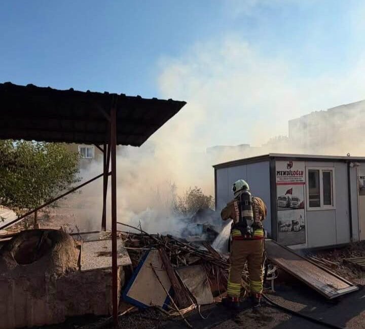 Hatay’ın Kırıkhan ilçesinde bir odunluk ve bahçede çıkan yangın, ekiplerin