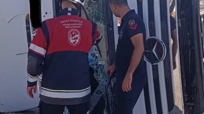 Kırıkhan ilçesinde meydana gelen trafik kazasında bir hafriyat kamyonunun devrilmesi