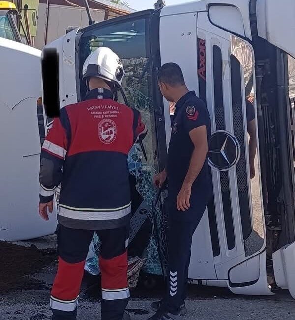 Kırıkhan ilçesinde meydana gelen trafik kazasında bir hafriyat kamyonunun devrilmesi