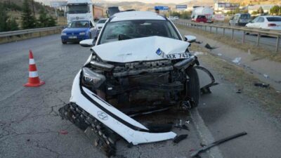 Kırıkkale’de meydana gelen trafik kazasında, iki otomobilin çarpışması sonucu 4