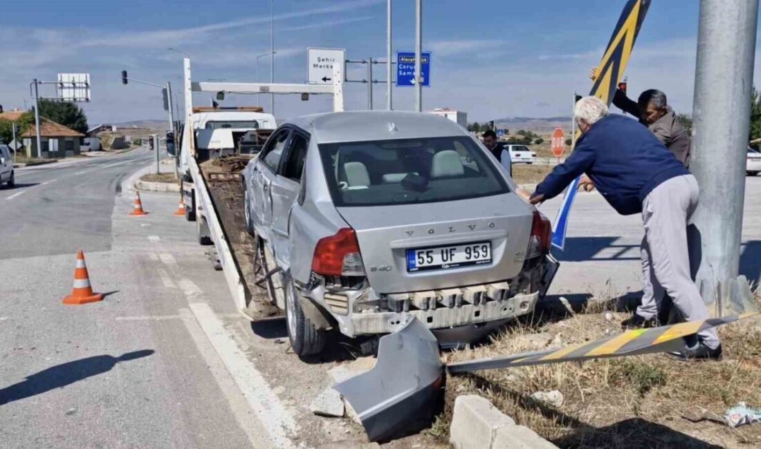 Çorum’un Alaca ilçesinde gerçekleşen trafik kazasında, kırmızı ışık ihlali yapan