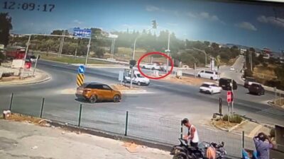 Manavgat ilçesinde, kırmızı ışık ihlali yapan bir araca motosiklet çarptı