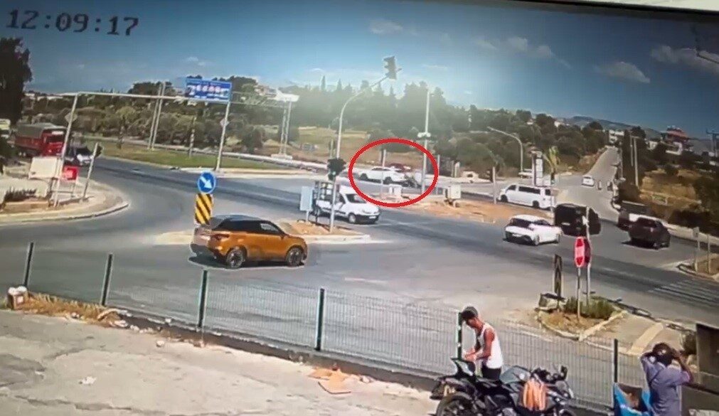 Manavgat ilçesinde, kırmızı ışık ihlali yapan bir araca motosiklet çarptı