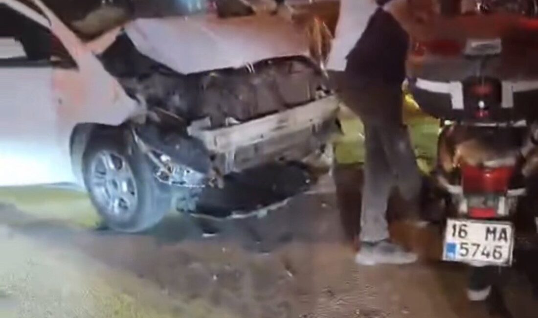 Bursa ilinde, iddiaya göre kırmızı ışıkta geçen bir motosiklete otomobil