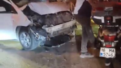 Bursa ilinde, iddiaya göre kırmızı ışıkta geçen bir motosiklete otomobil