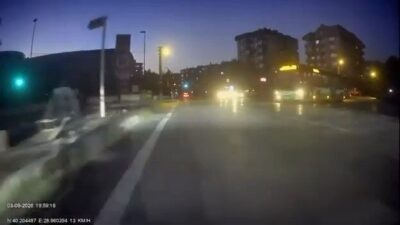 Bursa’da yaşanan olayda, bir otobüs kırmızı ışıkta geçerek bir motosiklet