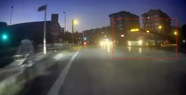 Bursa’da, özel halk otobüsü şoförü M.K., kırmızı ışık ihlali yaparak
