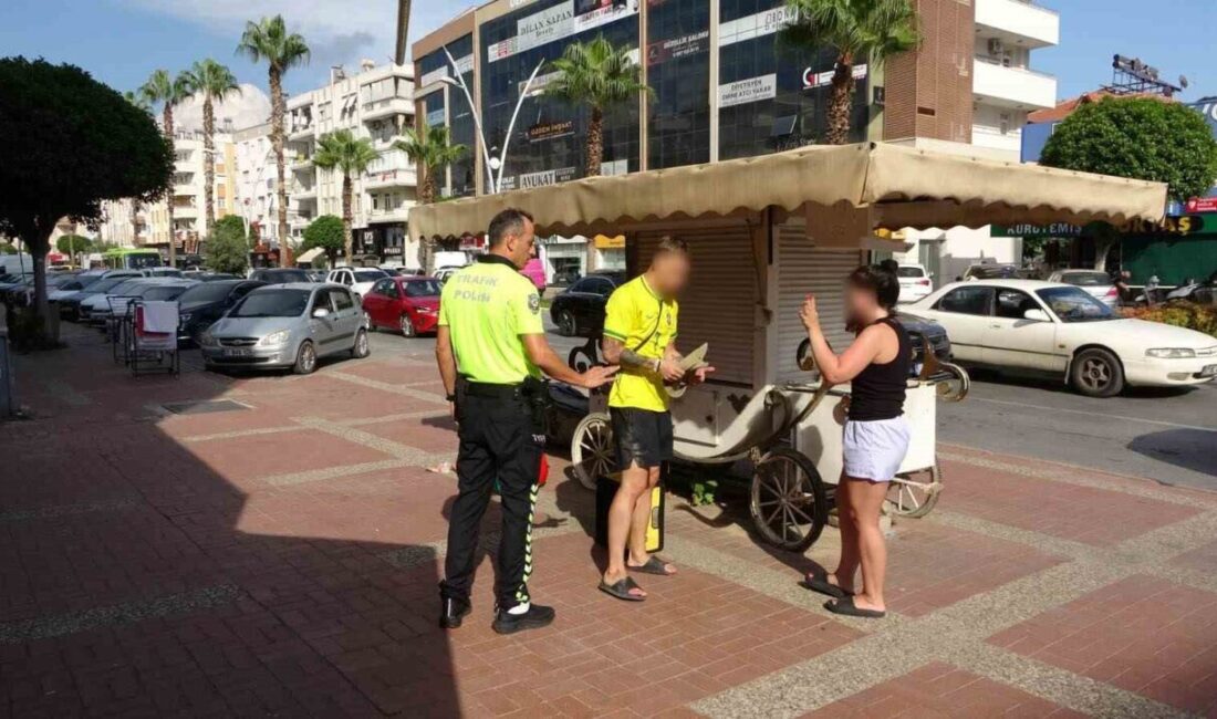 Antalya’da meydana gelen olayda, kırmızı ışıkta bekleyen bir motosiklet aniden