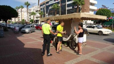 Antalya’da meydana gelen olayda, kırmızı ışıkta bekleyen bir motosiklet aniden