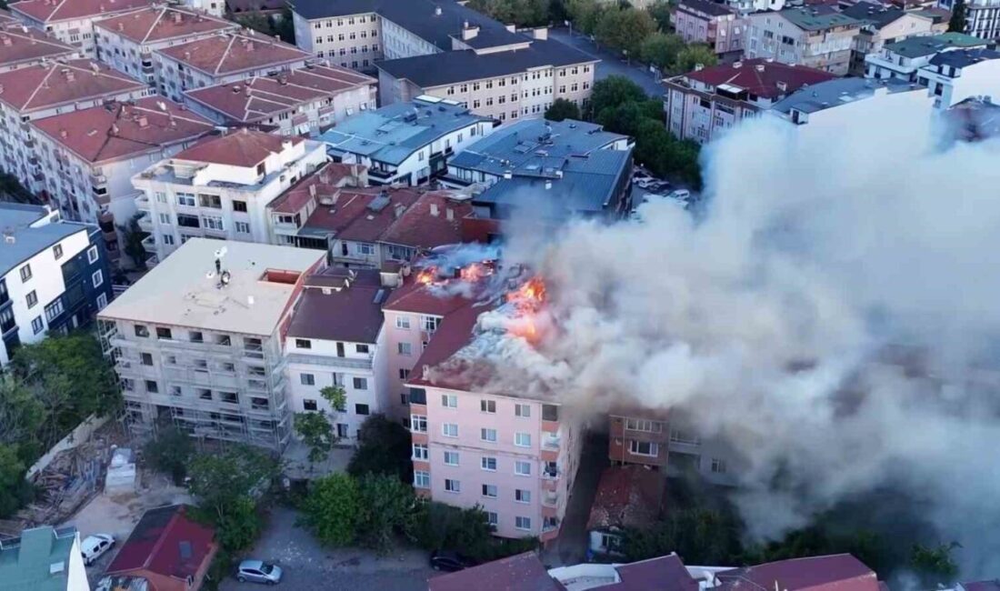 Darıca ilçesinde bir binanın çatısında çıkan yangın kısa sürede büyüyerek