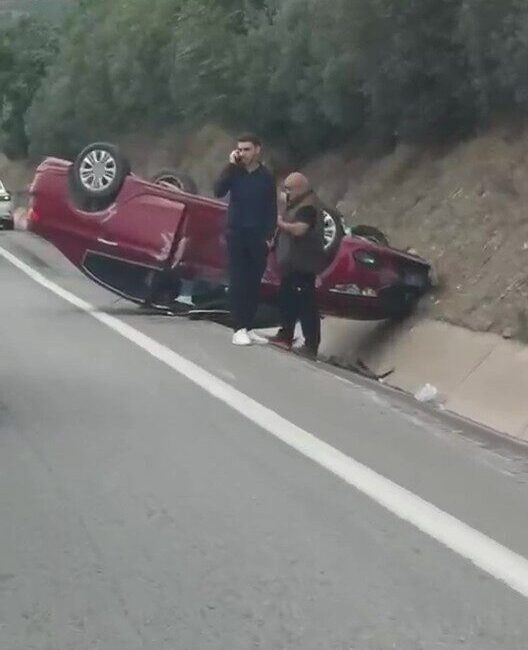 Kocaeli’nin Körfez ilçesinde, D-100 kara yolunda seyir halindeki bir otomobil,