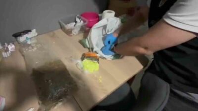 Kocaeli’de gerçekleştirilen operasyonlarda büyük miktarda uyuşturucu ele geçirildi. Uyuşturucu ticareti