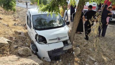 Gaziantep’in Yavuzeli ilçesinde meydana gelen trafik kazasında, kontrolden çıkan hafif