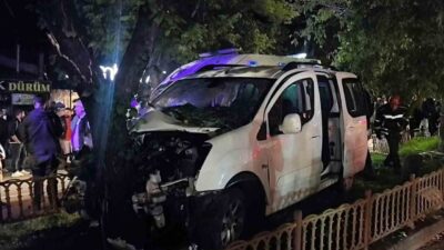 Erzurum’un Palandöken ilçesinde meydana gelen trafik kazasında, bir ağaca çarpan