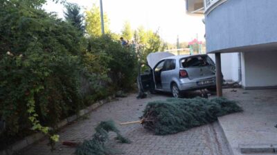 Nevşehir’de meydana gelen trafik kazasında, bir otomobil kontrolünü kaybederek önce