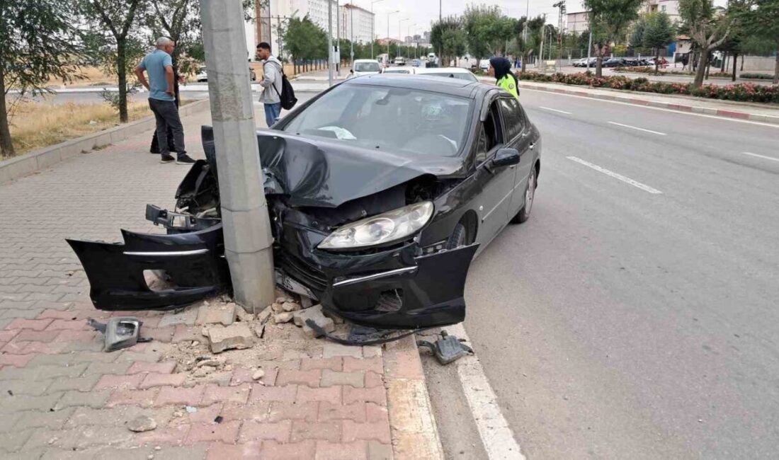 Karaman’da meydana gelen bir kazada, bir otomobilin kaldırımdaki aydınlatma direğine