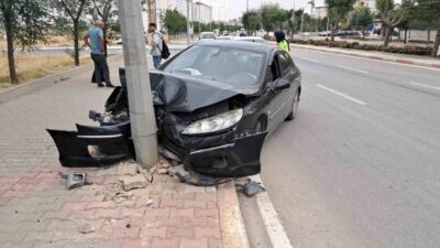 Karaman’da meydana gelen bir kazada, bir otomobilin kaldırımdaki aydınlatma direğine