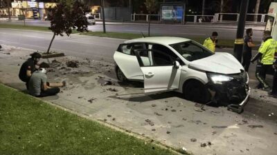 Sivas’ta yaşanan bir trafik kazasında bir otomobil, kontrolden çıkarak aydınlatma