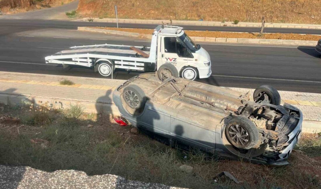 Gaziantep’in İslahiye ilçesinde meydana gelen trafik kazasında bir otomobilin kaldırıma