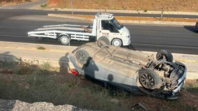 Gaziantep’in İslahiye ilçesinde meydana gelen trafik kazasında bir otomobilin kaldırıma