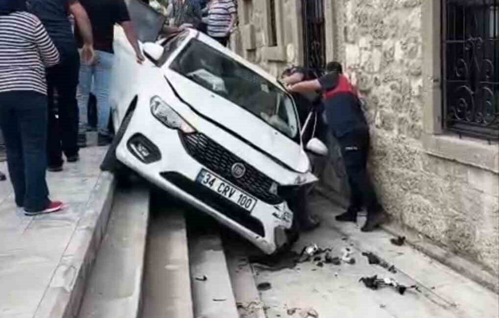 Bartın’ın Amasra ilçesinde meydana gelen kazada, otomobilin kontrolünü kaybederek müzenin