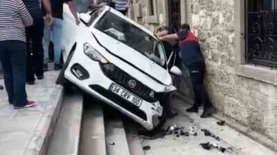 Bartın’ın Amasra ilçesinde meydana gelen kazada, otomobilin kontrolünü kaybederek müzenin