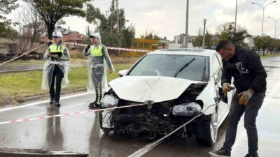 Aksaray’da meydana gelen trafik kazasında, sürücü direksiyon hakimiyetini kaybederek önce