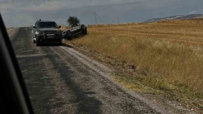 Eskişehir’in Sivrihisar ilçesinde bir otomobilin sürücüsünün direksiyon kontrolünü yitirmesi sonucu