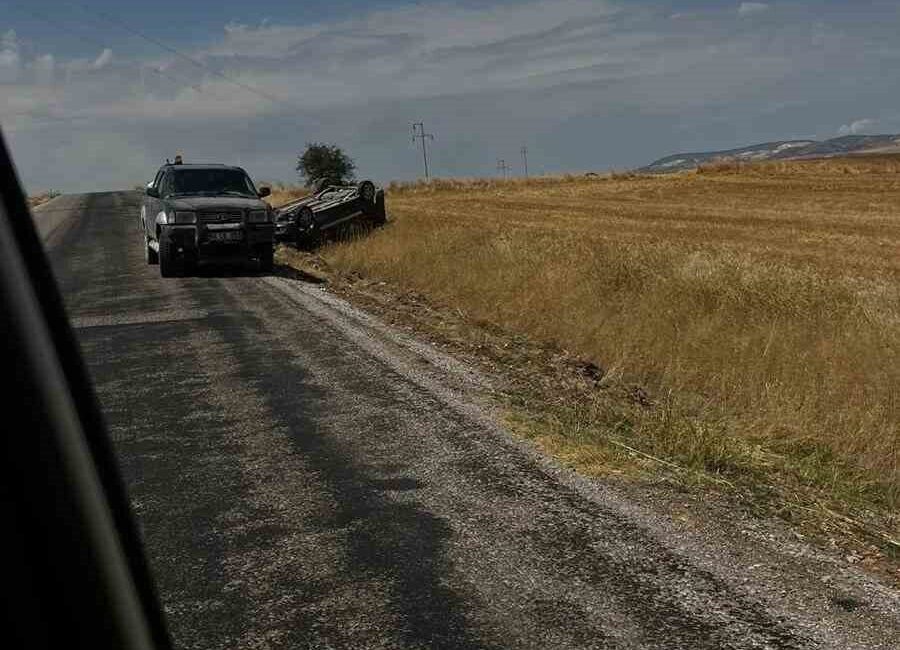 Eskişehir’in Sivrihisar ilçesinde bir otomobilin sürücüsünün direksiyon kontrolünü yitirmesi sonucu